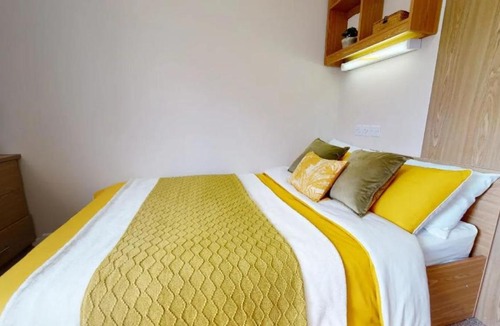 Chapeltown Apartment | For Students Only - iQ Leeds 20 Min to City Centre