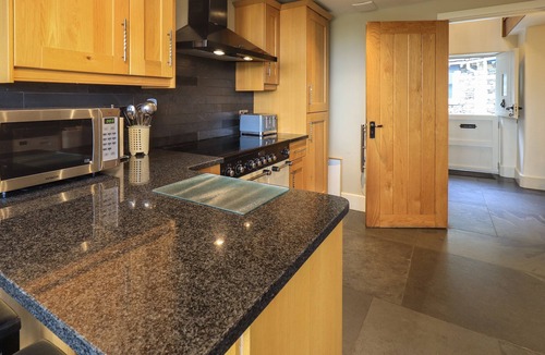 Kendal Cottage | FOXDENE COTTAGE, pet friendly, with hot tub in Underbarrow