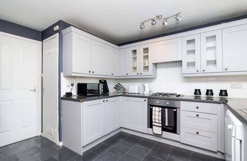 Clydebank Apartment | Free Parking & Easy Glasgow Access - WiFi