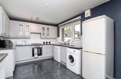 Clydebank Apartment | Free Parking & Easy Glasgow Access - WiFi