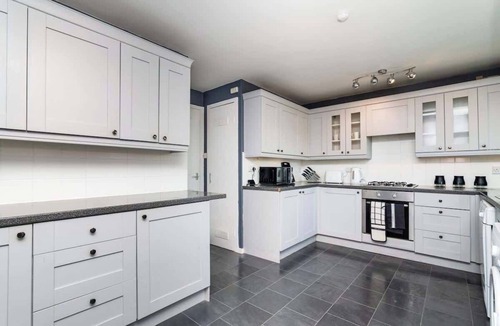 Clydebank Apartment | Free Parking & Easy Glasgow Access - WiFi