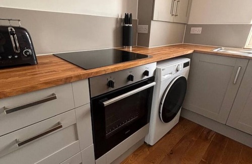 Gravesend Apartment | Fresh comfy space, feel at home.