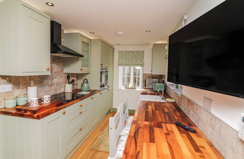 Scunthorpe Cottage | FROG LEAP, romantic, with open fire in Scunthorpe