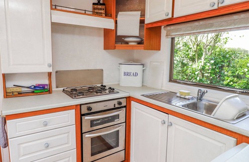 Llanfflewyn Cottage | FRON DDERW CARAVAN, family friendly, with a garden in Llanfechell