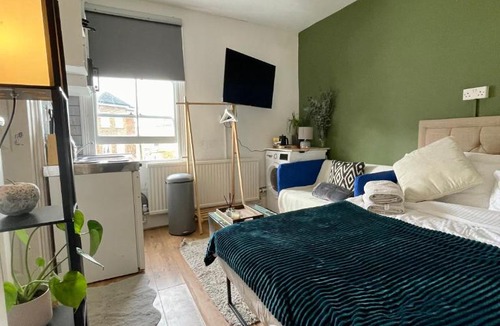 Munster Apartment | Fulham studio flat