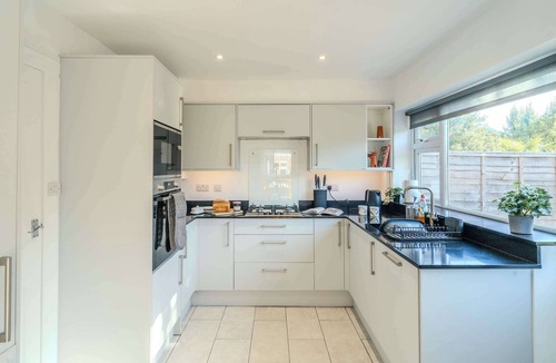 Cheltenham House | Fully Equipped Cheltenham Home - Parking & Garden