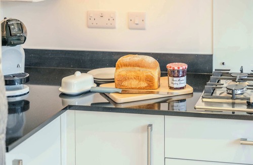 Cheltenham House | Fully Equipped Cheltenham Home - Parking & Garden