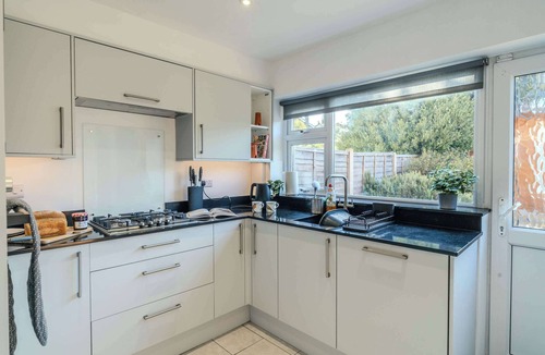 Cheltenham House | Fully Equipped Cheltenham Home - Parking & Garden