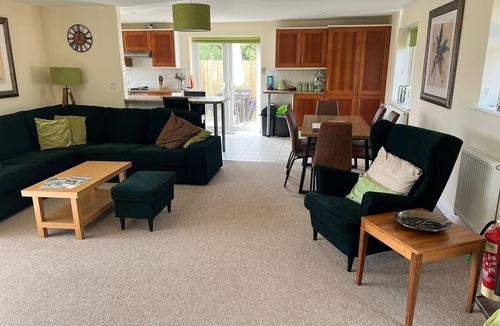 Blandford Saint Mary Cottage | Gamekeepers Cottage luxury 2 bed, ensuite, hot tub, private patio, stunning view
