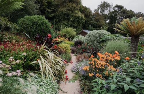Niton Cabin | Garden Lodge in Lush Grounds Nr Ventnor