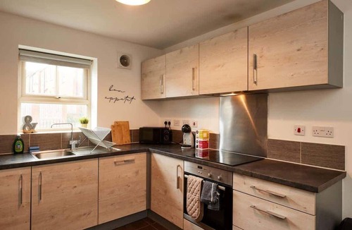 Woodthorpe House | Garden Relaxation, Easy City Centre Access, Secure Parking, Groups & Families