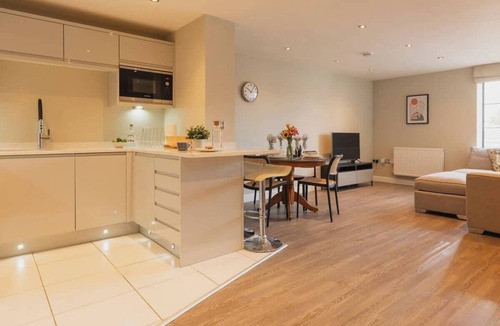 Chester Apartment | Gated Parking! Quiet block, lift, Sleeps up to 4