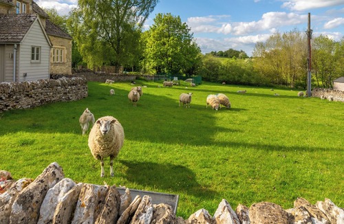 Pershore House | Gatekeeper's Cottage -Sleeps 8- Farm Shop Location