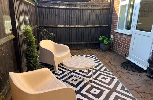 Horley Apartment | Gatwick 1 Bed Flat With Parking and Garden