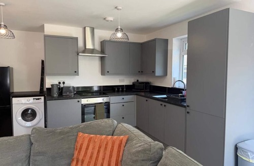Horley Apartment | Gatwick 2 Bed Flat Private Parking