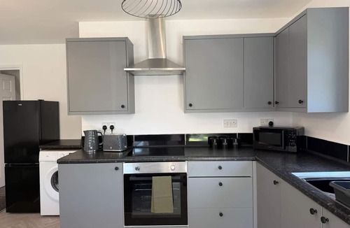 Horley Apartment | Gatwick 2 Bed Flat Private Parking