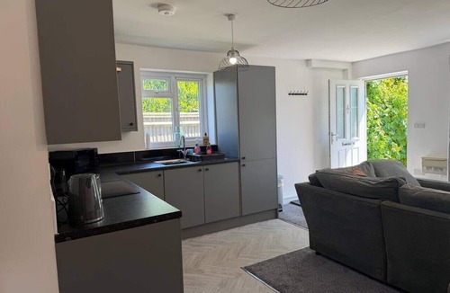 Horley Apartment | Gatwick 2 Bed Flat Private Parking