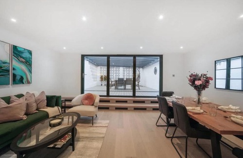 Pembridge Apartment | Generous 3-Bed Split-Level Apartment