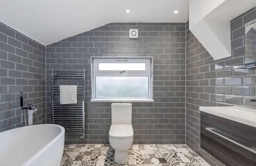 Selhurst House | Glamorous Spacious House