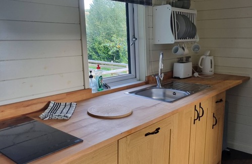 Kingswood Cottage | Glamping Hut - Riverview 5