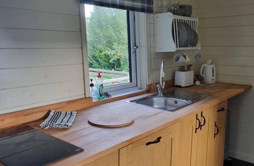 Kingswood Cottage | Glamping Hut - Riverview 5