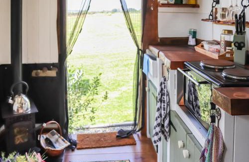 Caergeiliog House | Glan Tywyn Shepherds Hut