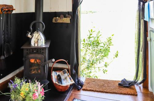Caergeiliog House | Glan Tywyn Shepherds Hut