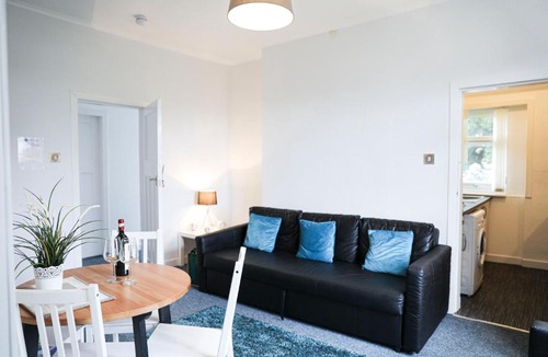 Cardonald Apartment | Glasgow, 3 Bed Flat with Free street parking