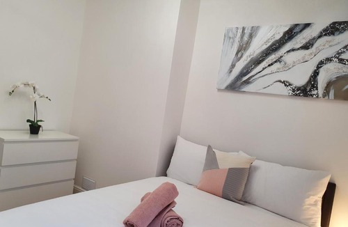 Glasgow Apartment | Glasgow Comfortable and Modern 3 Bedroom Mid Terraced Villa