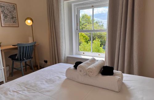 West Laroch Apartment | Glenrigh House - Loch View Flat for 2