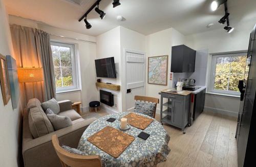 West Laroch Apartment | Glenrigh House - Loch View Flat for 2