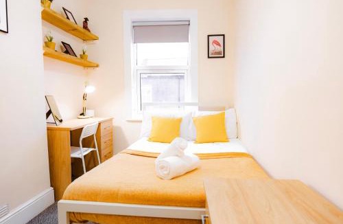 Gloucester House | Gloucester 5 Bedroom Cosy Home-Work or Leisure