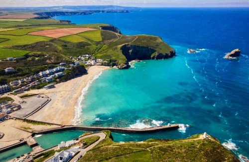 Portreath Apartment | Going Going ! 4 Min walk to Beach, Pubs, Restaurants, Shops, Heated Pool, Hottub, Games room, 1 acre Garden, BBQ's, Private Parking, WIFI, Basesets acre, Other dates also !