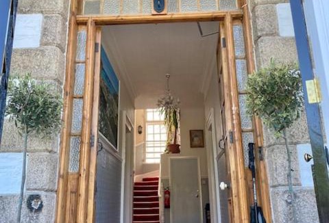Portreath Apartment | Going Going ! 4 Min walk to Beach, Pubs, Restaurants, Shops, Heated Pool, Hottub, Games room, 1 acre Garden, BBQ's, Private Parking, WIFI, Basesets acre, Other dates also !