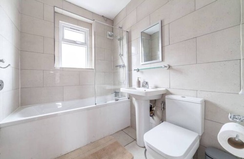 Selhurst House | Gorgeously decorated 4BR Maisonette, South Norwood
