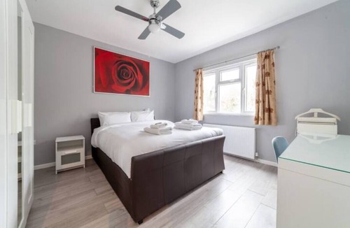 Selhurst House | Gorgeously decorated 4BR Maisonette, South Norwood