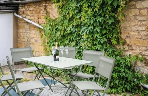 Moreton-in-Marsh Apartment | Grade II Listed Cotswold Home with Secure Garden