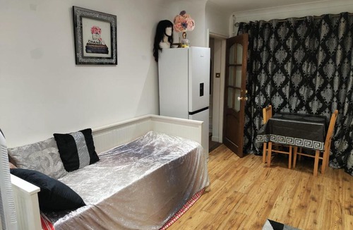 Gravesend House | GRAVESEND - BEAUTIFUL Studio
