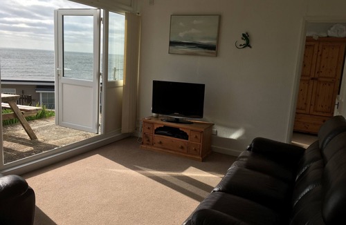 Ventnor Ski Chalet | GREAT VALUE VILLA WITH SUPERB SEA VIEW, DOG FRIENDLY, BEACH 10 MINS WALK