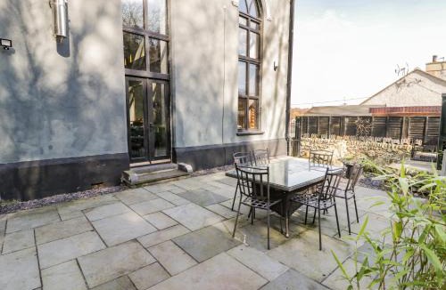 Cwm-y-glo House | Greystones Chapel
