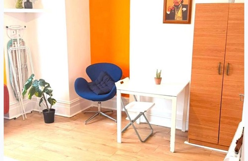 Mapesbury Apartment | Ground Floor Studio - Willesden Green - Sleeps 4