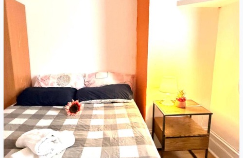 Mapesbury Apartment | Ground Floor Studio - Willesden Green - Sleeps 4