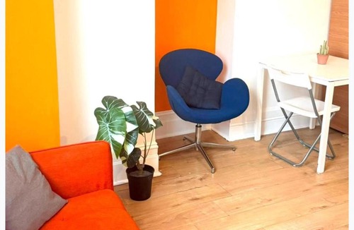 Mapesbury Apartment | Ground Floor Studio - Willesden Green - Sleeps 4