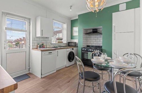 Swindon House | Group Stays, Spacious 3 Bedroom House, Parking, Sleeps 6