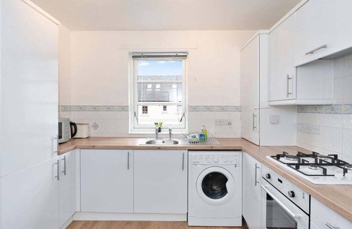 Leith Apartment | GuestReady - 2BR in Leith w Ocean Views & Parking