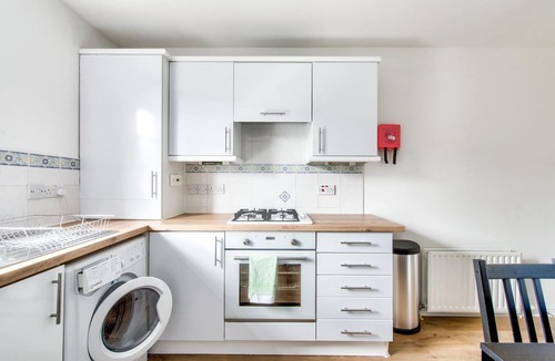 Leith Apartment | GuestReady - 2BR in Leith w Ocean Views & Parking