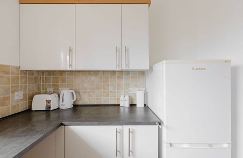 Custom House Apartment | GuestReady - Cozy Modern Retreat in London