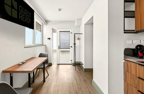 Marlborough Apartment | GuestReady - Modern Studio w/Kitchen & Workspace