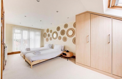 North Greenford House | GuestReady - Spacious 4bed with backyard