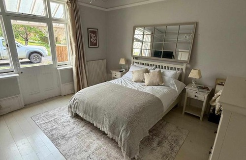 Guildford Apartment | Guildford Apartment with Free Parking & Garden